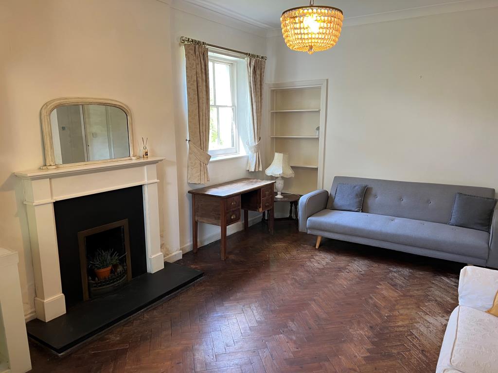 Lot: 89 - GARDEN FLAT FOR INVESTMENT OR OCCUPATION - An alternative view of the sitting room